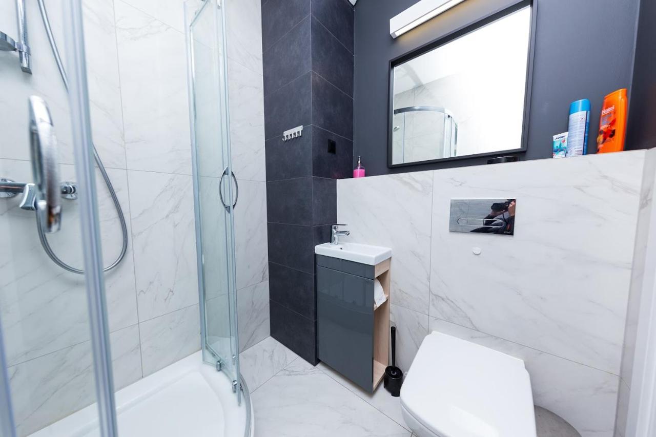 Crystal Guesthouse วอร์ซอ ภายนอก รูปภาพ
